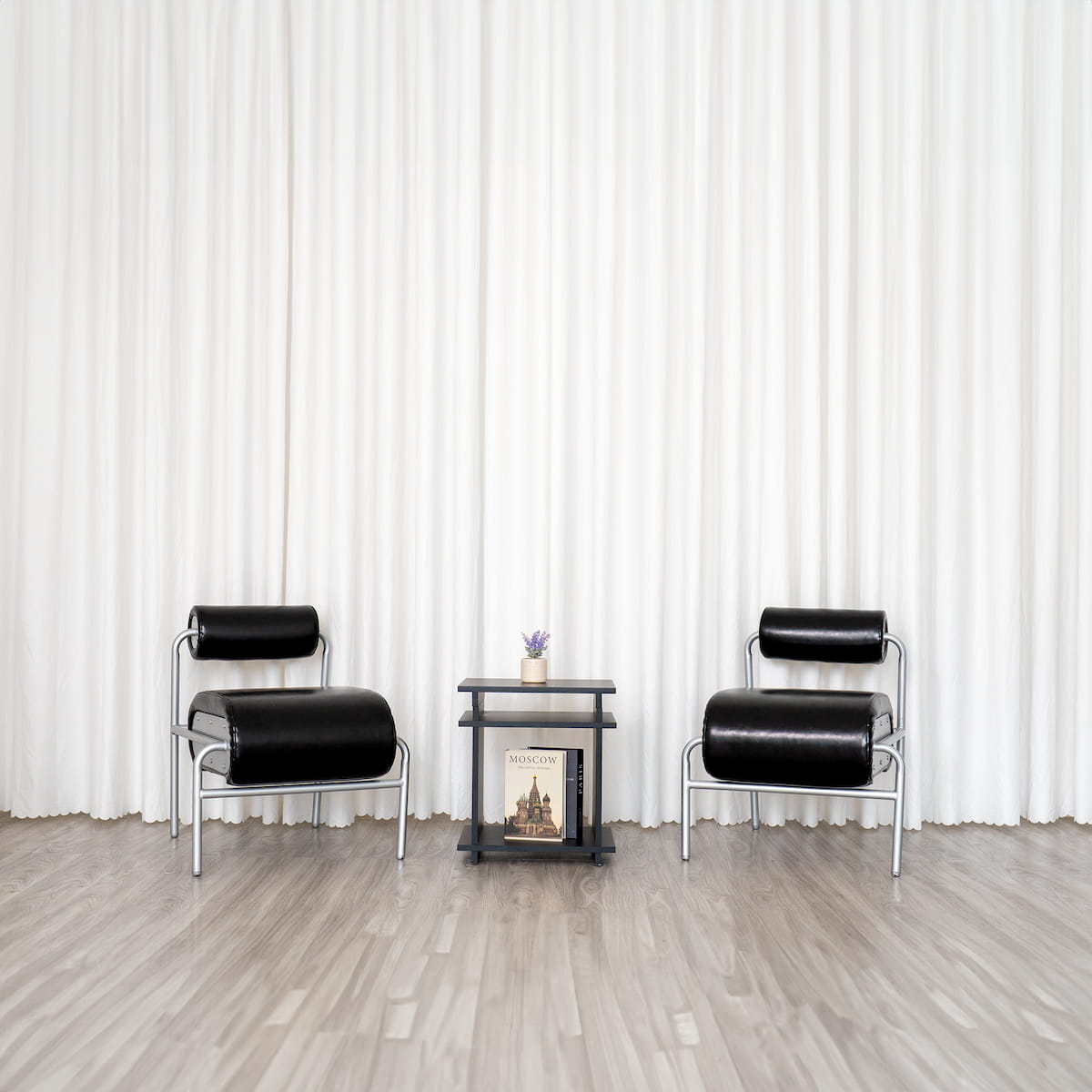 Room A - Ghế da đen Bauhaus trên nền rèm voan trắng